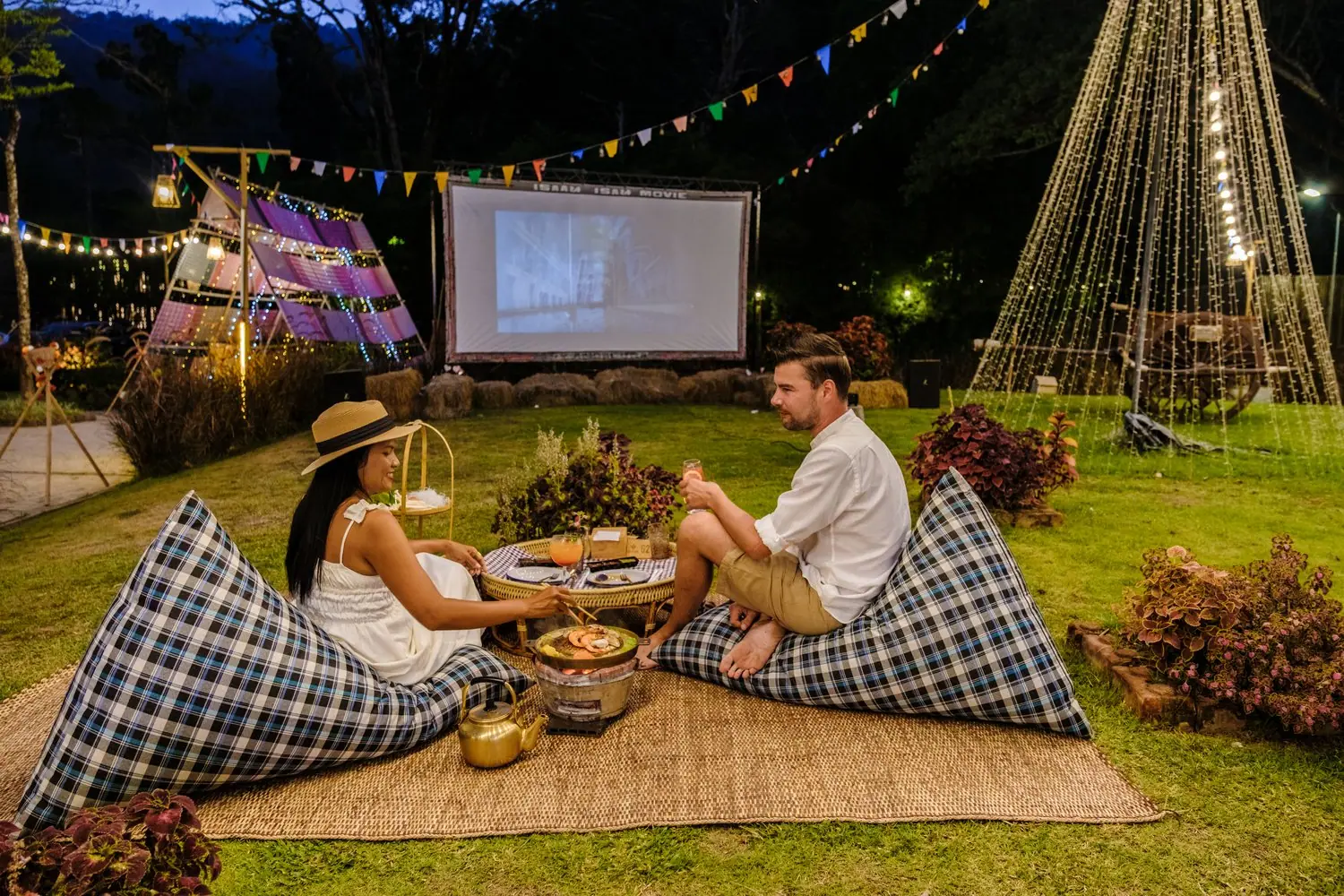 Jak zorganizować kino plenerowe w swojej okolicy - poradnik techniczny