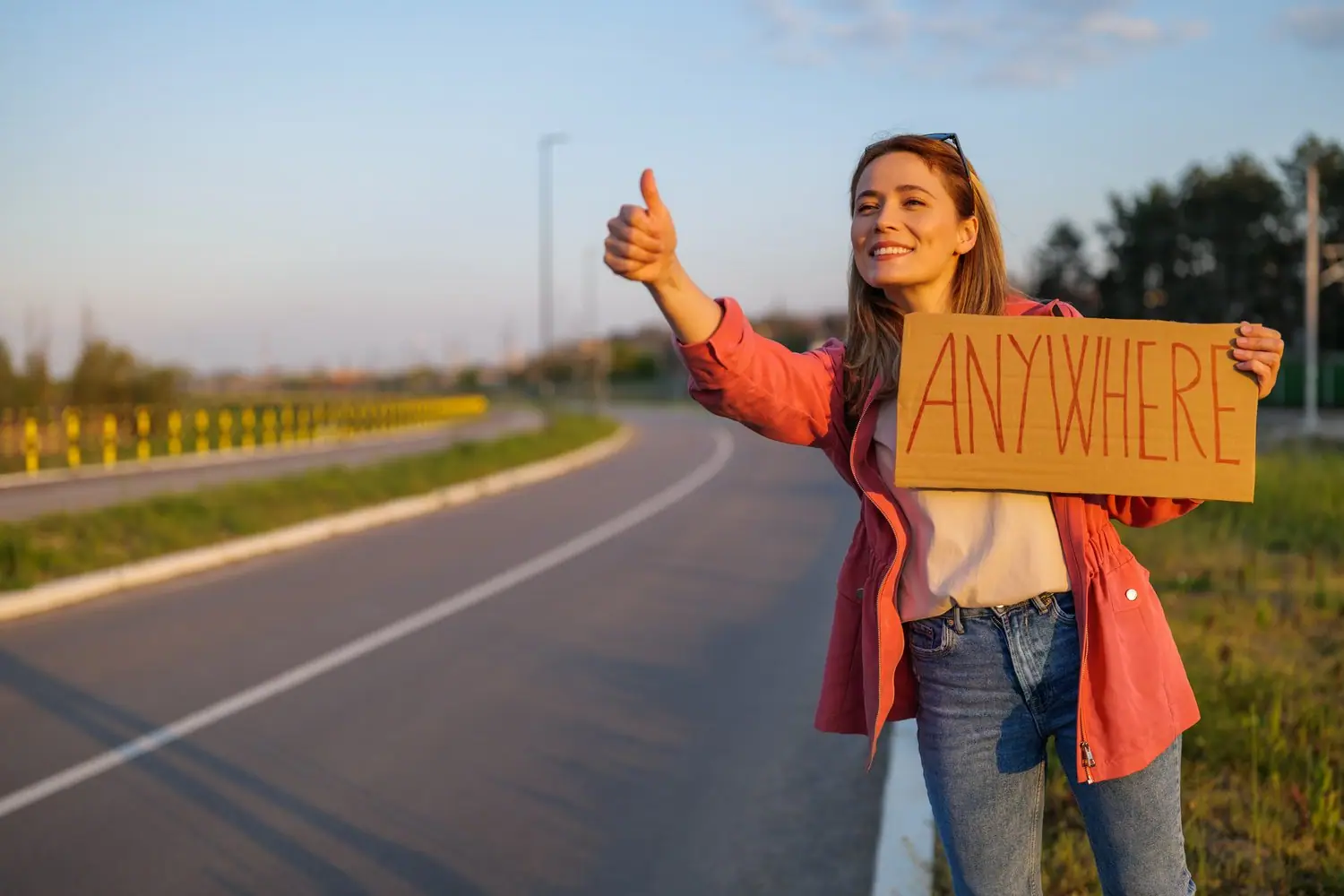 Bezpieczne podróżowanie autostopem - praktyczne wskazówki i zasady