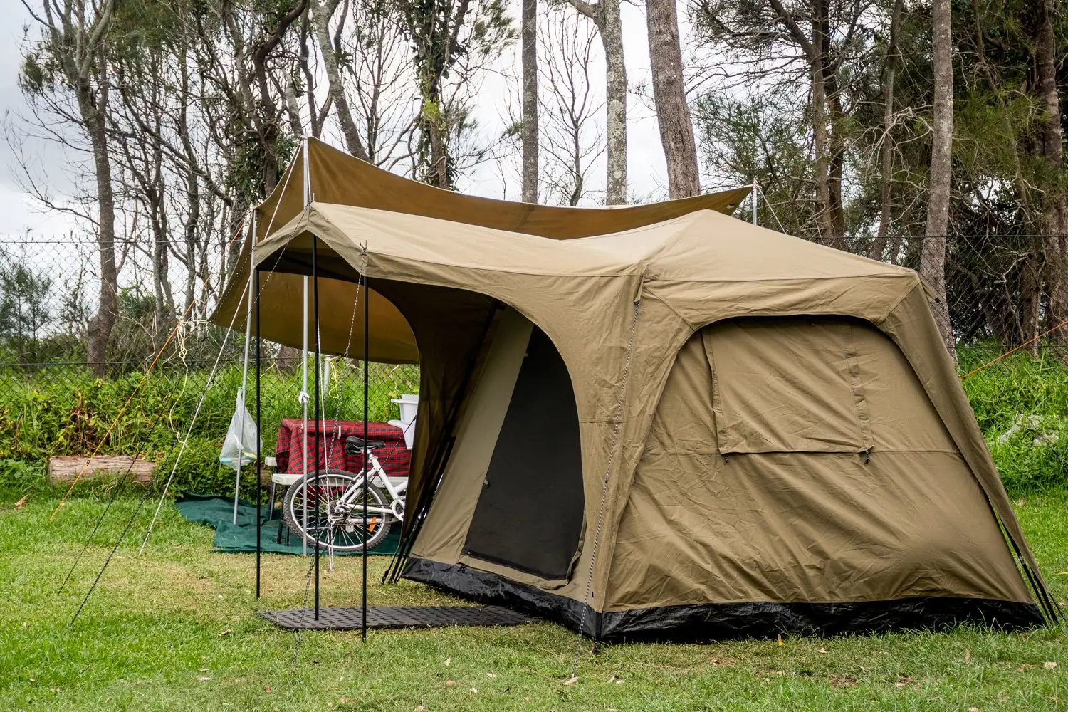 Jak wybrać odpowiedni namiot na camping - poradnik zakupowy