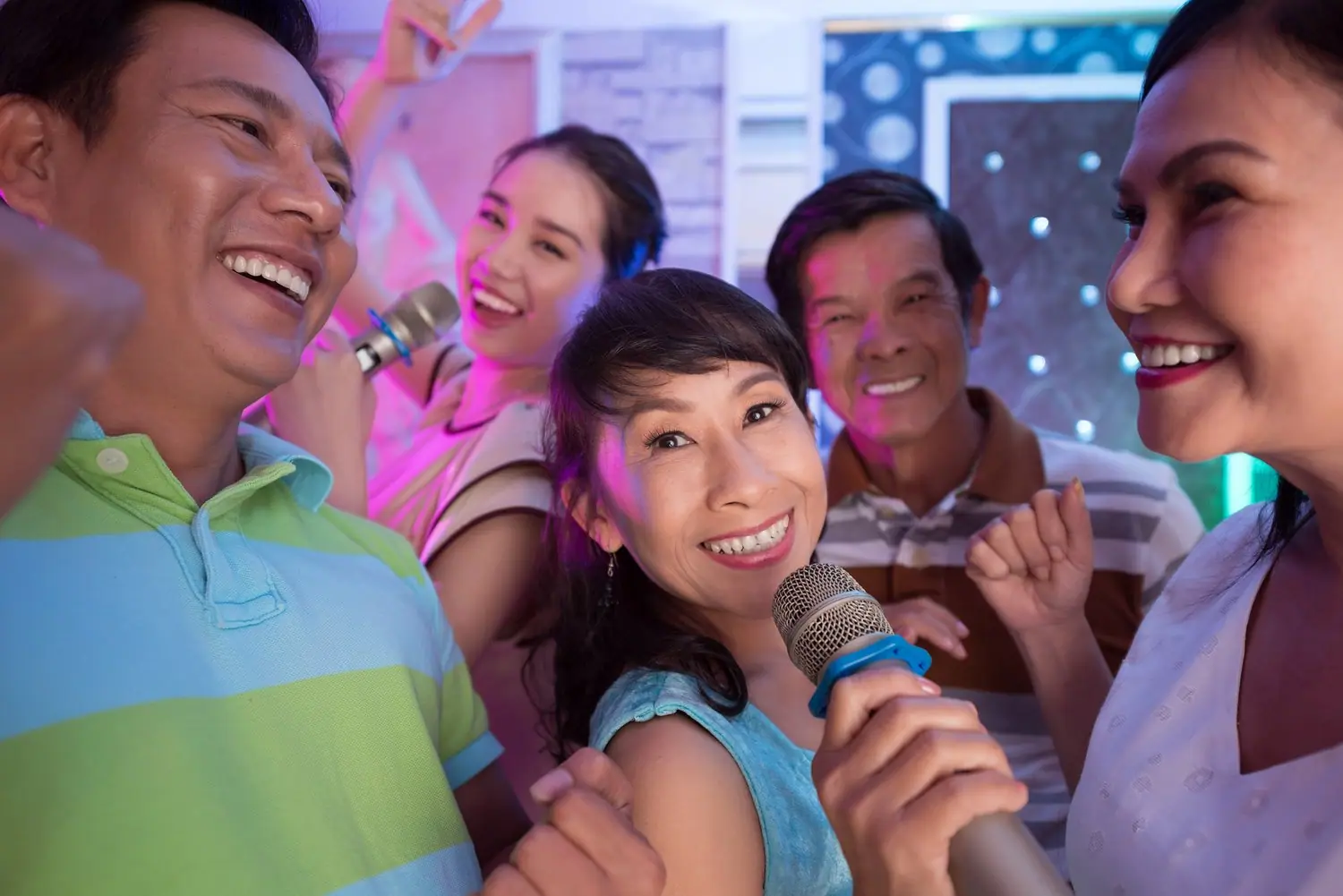 W jaki sposób zorganizować wieczór karaoke w domu - sprzęt i repertuar