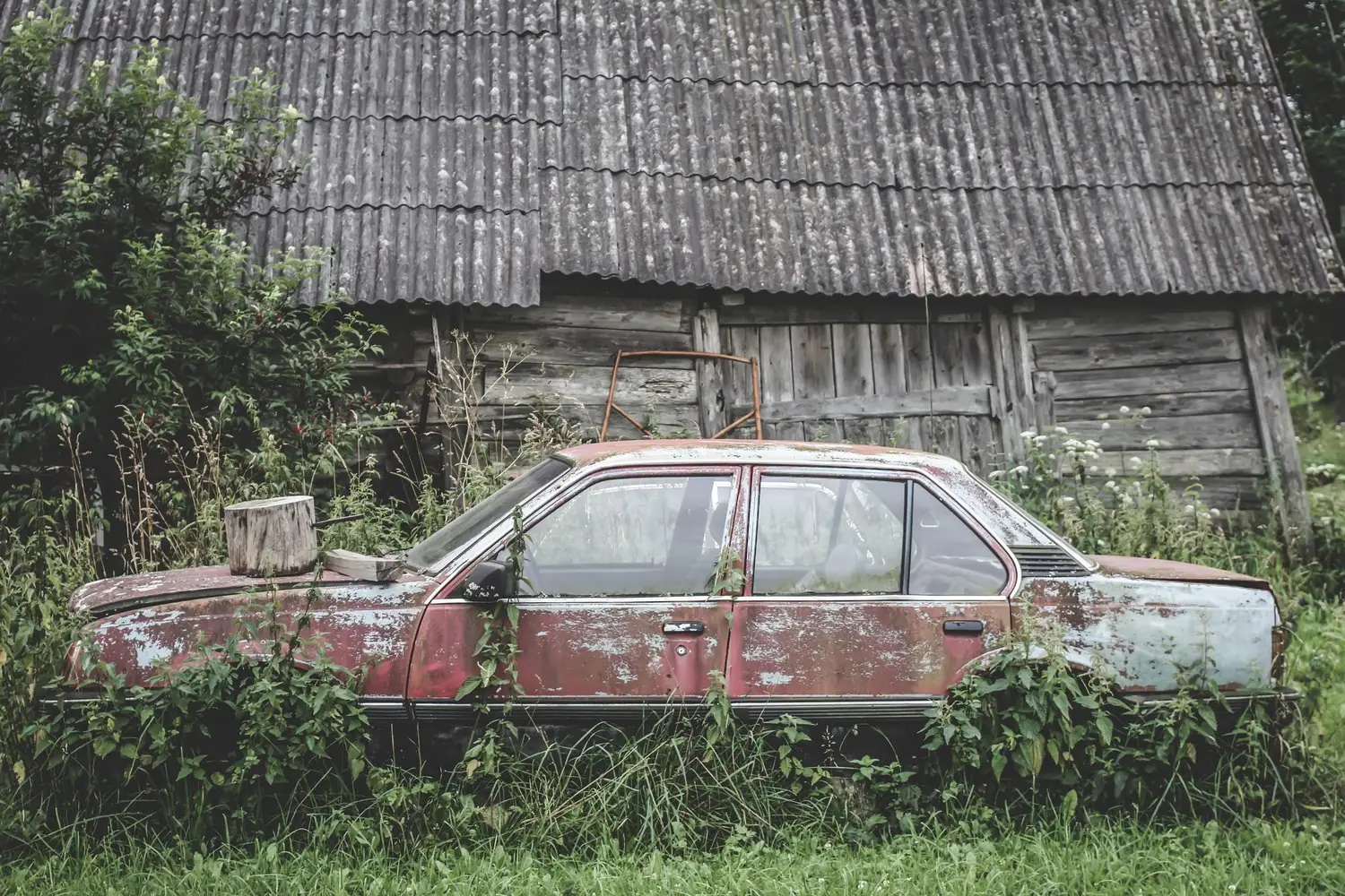 Jak zgłosić porzucony samochód na osiedlu - instytucje i czas reakcji